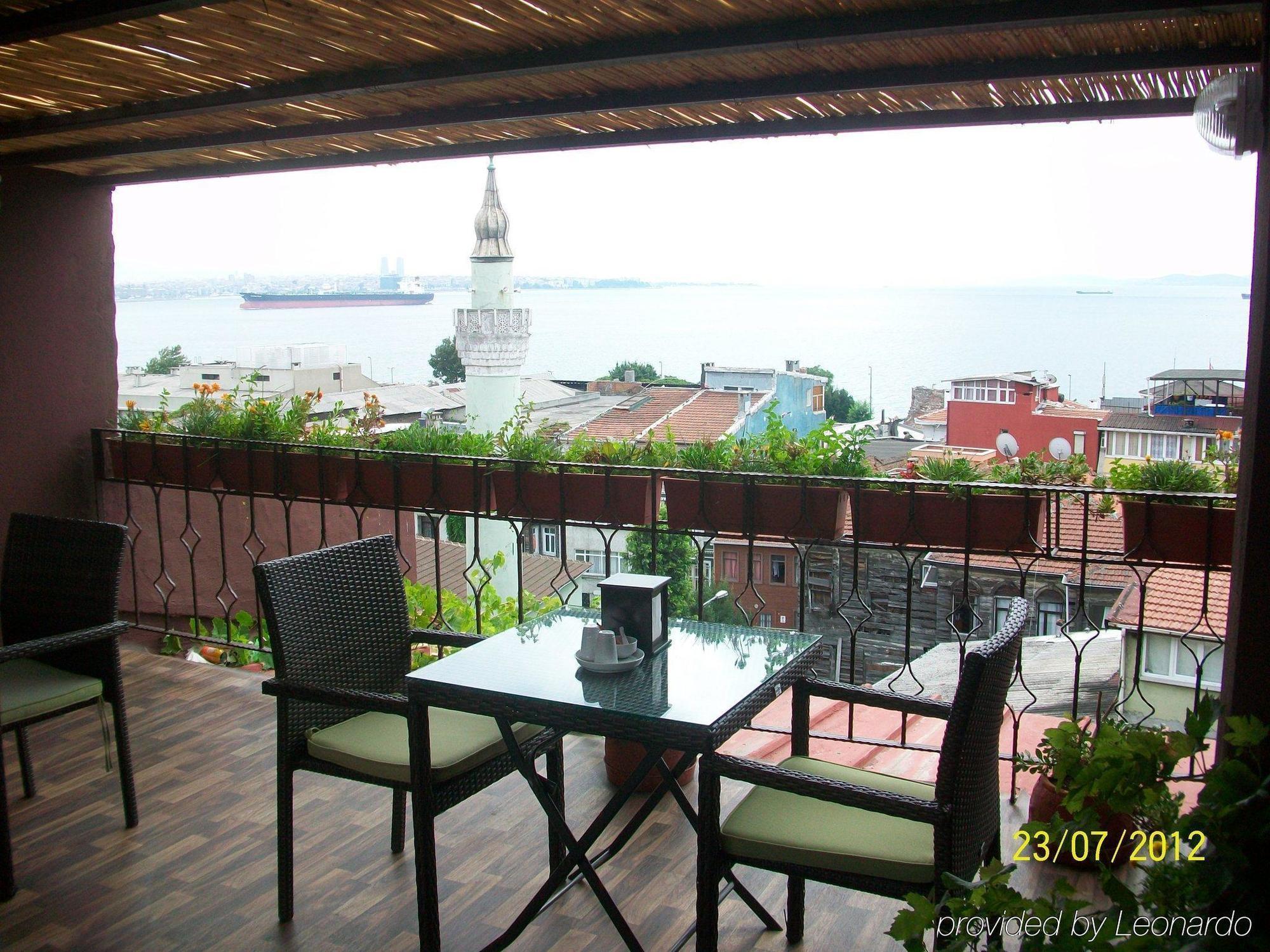 Naz Wooden House Inn Istanbul Exterior photo
